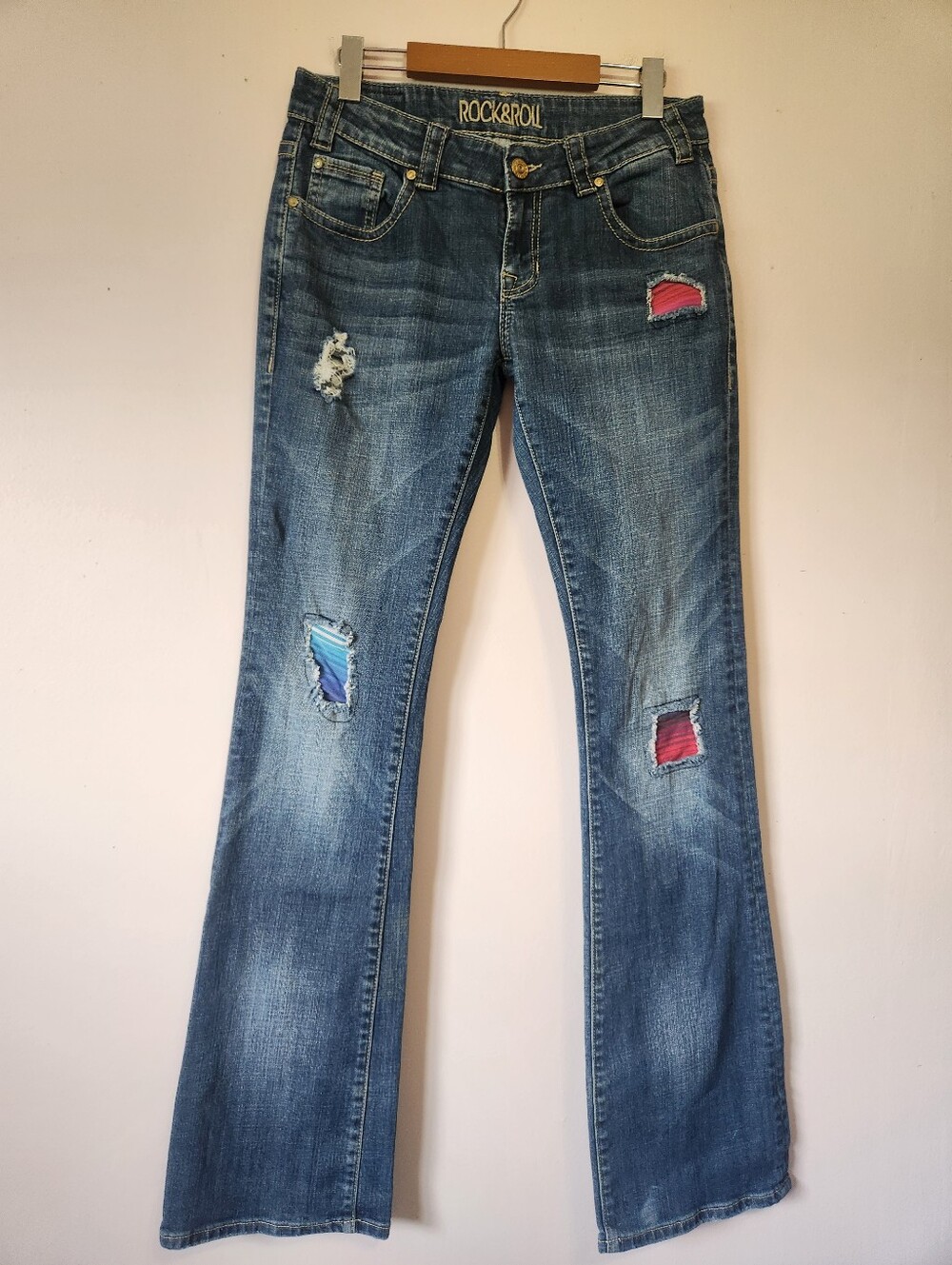 Rock & Roll Cowgirl Rival Low Rise Bootcut Distressed Serape Patch Jeans 29